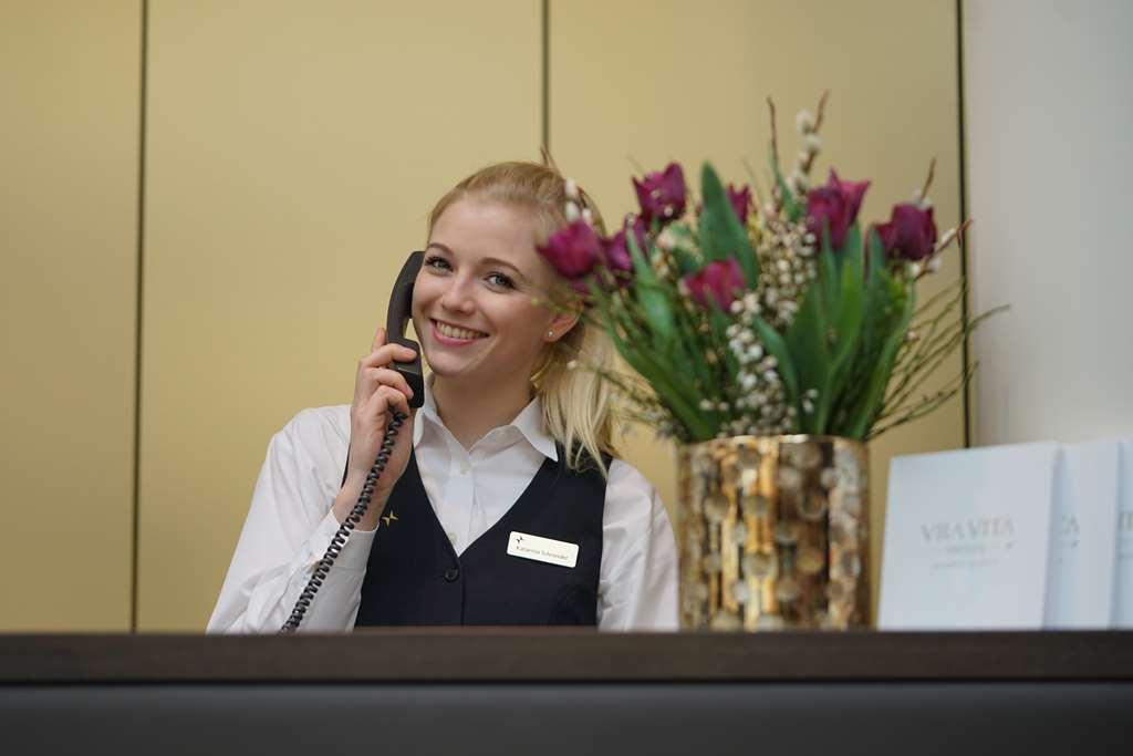 Vila Vita Rosenpark Marburg Interior foto A receptionist at the front desk of a hotel