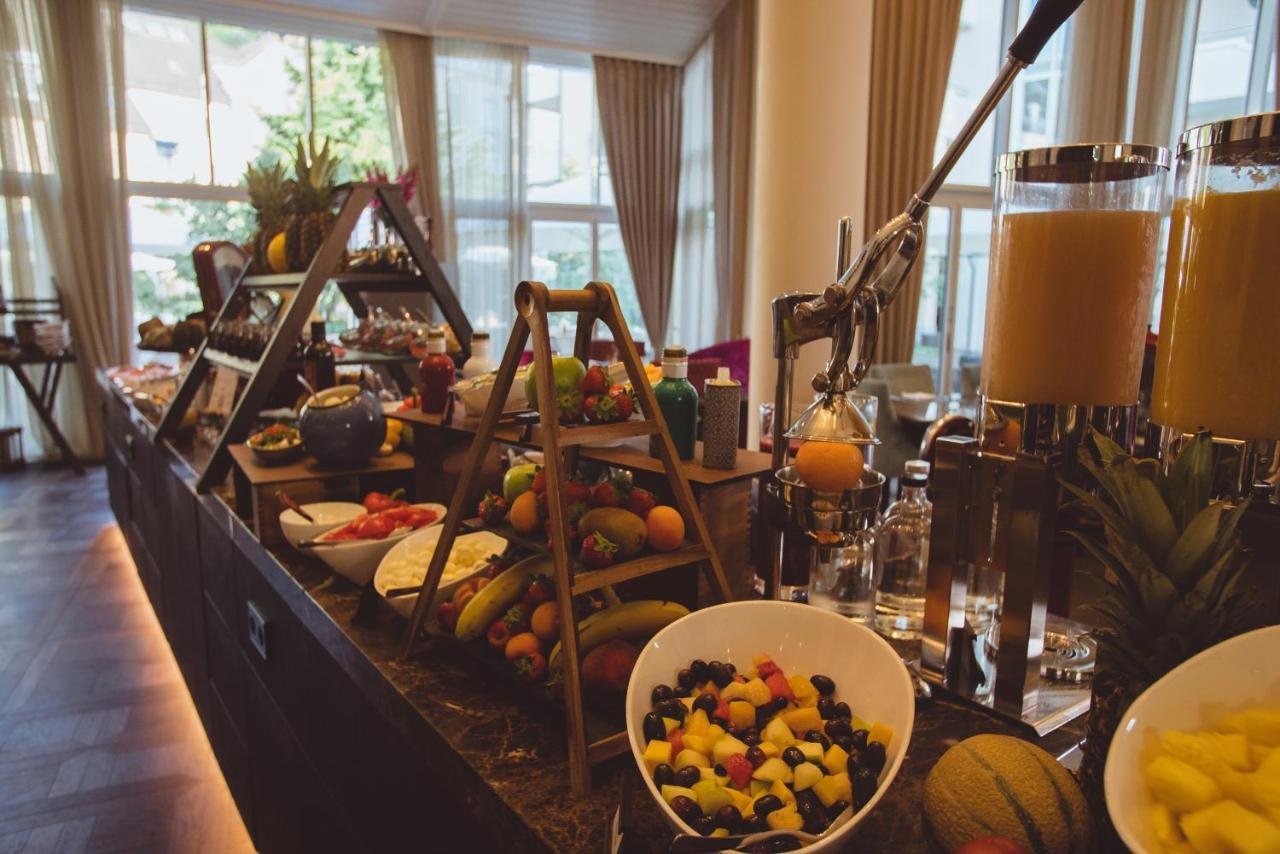 Vila Vita Rosenpark Marburg Exterior foto A fruit salad at a buffet