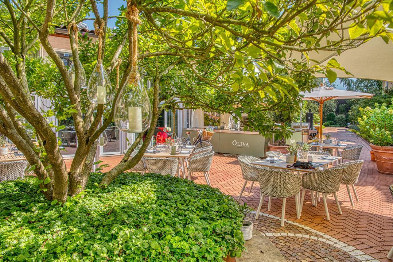 Vila Vita Rosenpark Marburg Exterior foto The garden of the restaurant