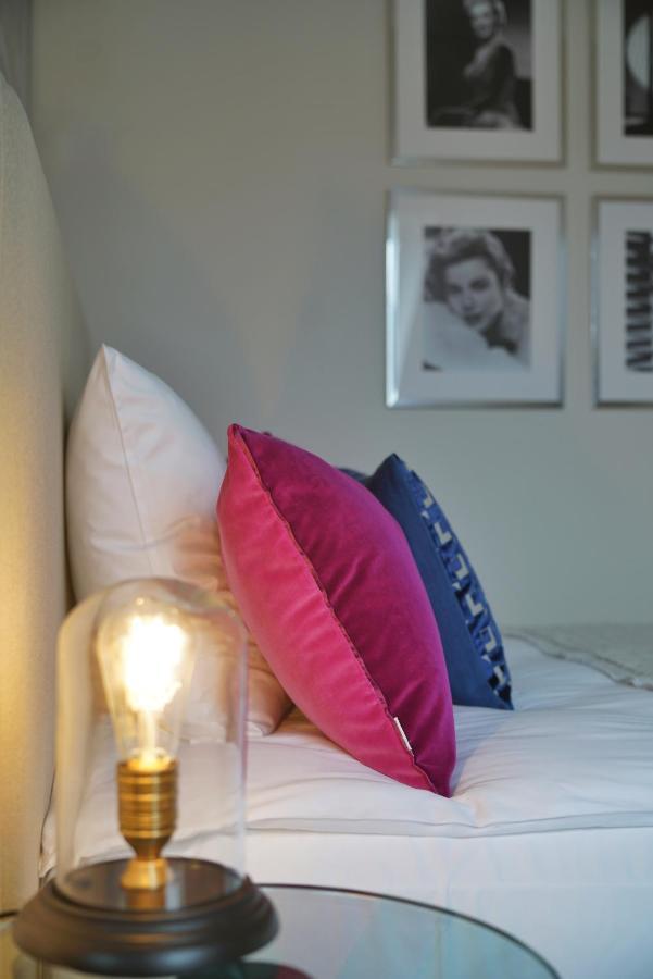 Vila Vita Rosenpark Marburg Exterior foto Cushions on a bed