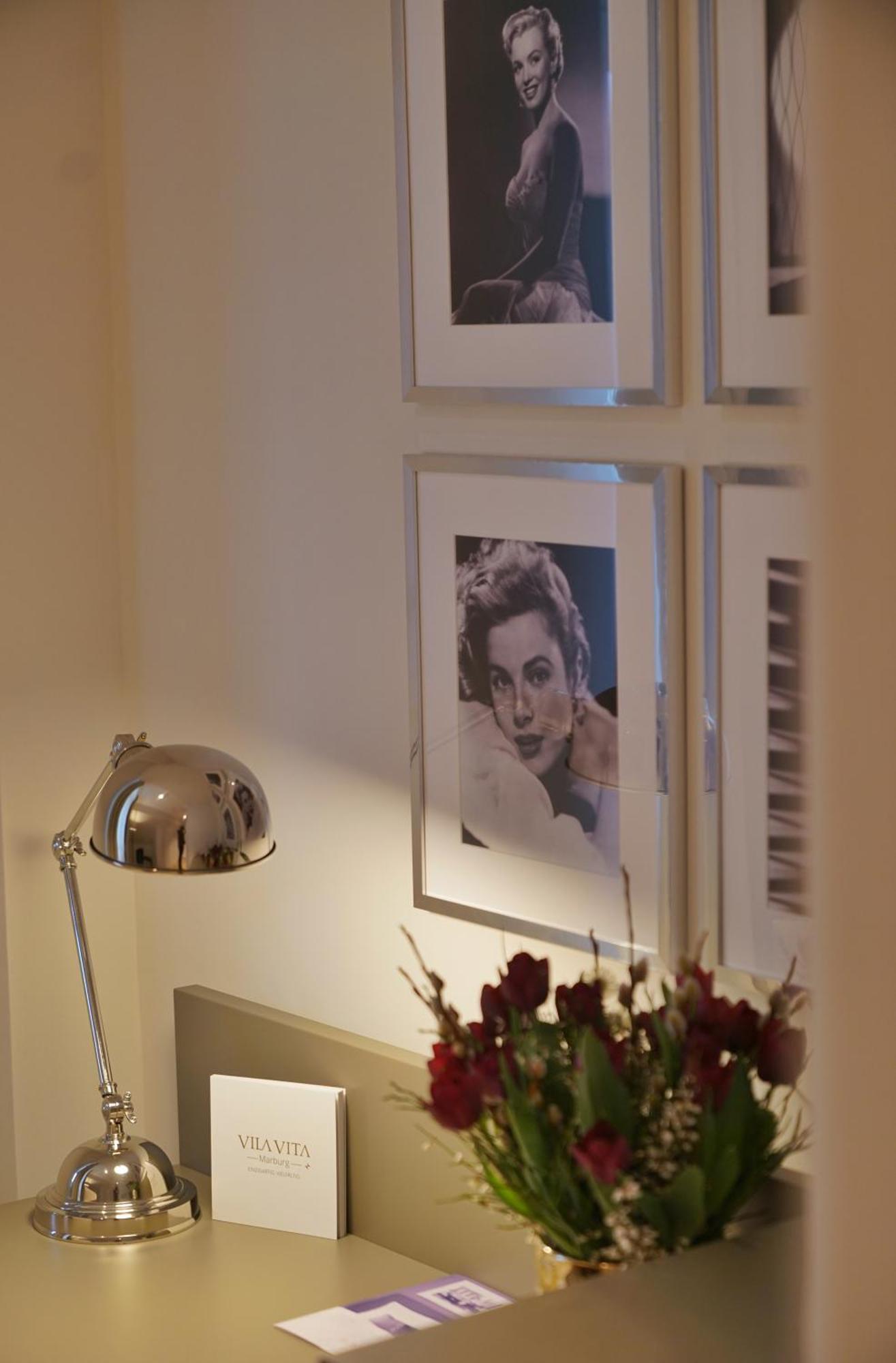 Vila Vita Rosenpark Marburg Habitación foto A photograph of Audrey Hepburn by Allan Allan Warren
