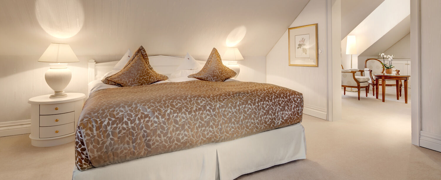 Vila Vita Rosenpark Marburg Exterior foto A bed with a bed skirt